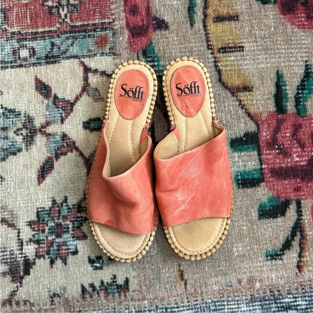 ￼Sofft leather salmon pink mules